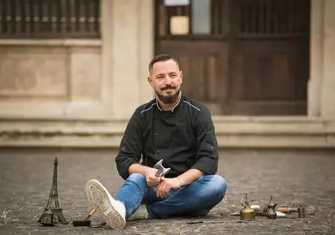 REPORTAJ/ Chef Cosmin Toma, bucătarul cu fantezie în bucătarie. Gătește mâncare ”porno” și desert în intestin de porc