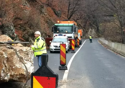 UPDATE: Traficul în Defileul Jiului a revenit la normal. Stânca de 25 de tone, îndepărtată de pe carosabil | FOTO&VIDEO