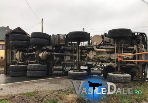 Un autotren cu nisip s-a răsturnat peste un autoturism, în Maramureș. Cinci victime, din care trei încarcerate | FOTO