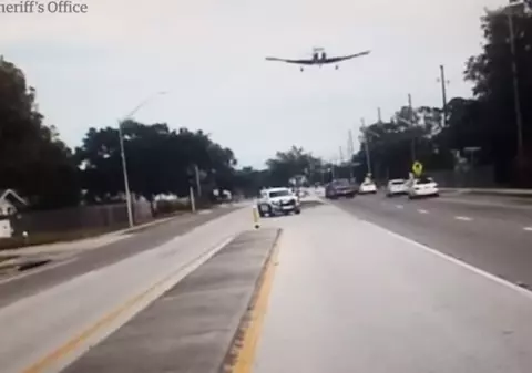 VIDEO | Un avion a aterizat de urgență pe o autostradă