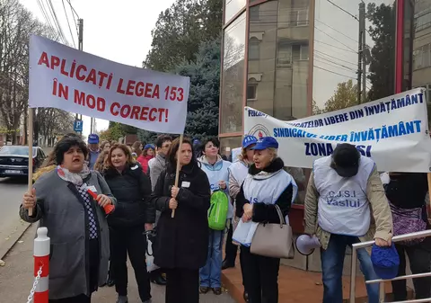 Profesorii au ieșit în stradă la Vaslui: ”Sistați abuzurile la adresa personalului din învățământ”