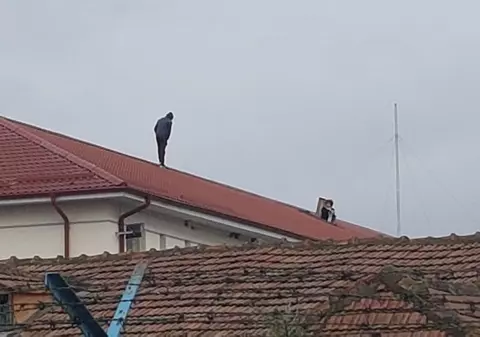 UPDATE: Un deținut al Penitenciarului Vaslui protestează pe acoperișul instituției supărat că a fost amânat de la liberarea condiționată FOTO