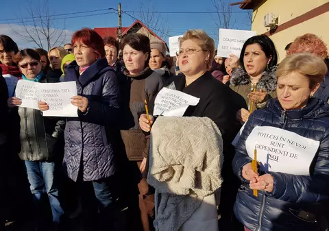 Angajații Protecției Copilului Vaslui au blocat activitatea nemulțumiți că nu și-au primit salariile. Pentru scurt timp, ei au blocat și DN24| FOTO&VIDEO
