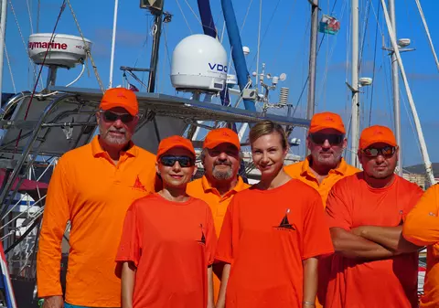 REPORTAJ / Șapte români înfruntă Atlanticul pe un velier. Luptă trei săptămâni cu vântul, cu valurile și furtunile pentru copiii cu autism/ GALERIE FOTO