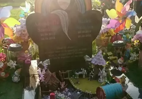 O mamă a avut inima frântă după ce gemenii pe care i-a născut prematur au murit. După 3 luni de la pirderea lor, a avut parte de o minune | FOTO