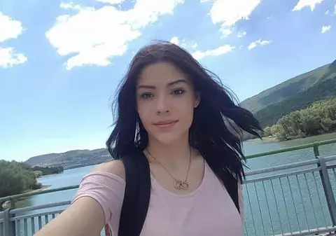 Românca de 19 ani care s-a sinucis în Italia, înmormântată într-un sicriu alb. Mesajul trist al  preotului