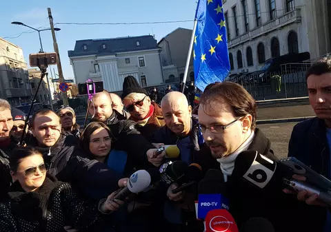 VIDEO. Premierul Tudose a discutat cu societatea civilă despre legile Justiției; S-a cerut demiterea ministrului Tudorel Toader