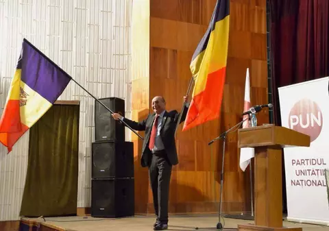 Băsescu: Copiii din Republica Moldova au cântat ”Treceţi, batalioane române, Carpaţii!” în satul natal al lui Igor Dodon