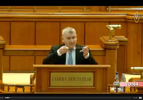 Scene incredibile în Parlament: Opoziția acuză că s-a scos intenționat butonul prin care se pornea microfonul în plen