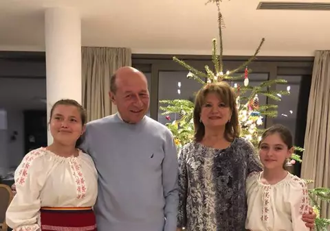 Mesajele politicienilor, de Crăciun: Ce urări au transmis românilor Băsescu, Dragnea, Tăriceanu și Cioloș