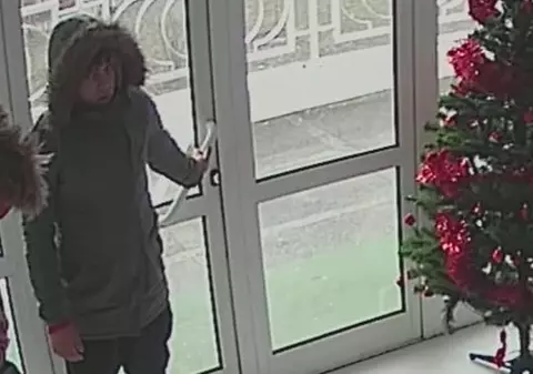 Un tânăr care a sustras peste o mie de lei strânşi din donaţii de un salon şi destinaţi Asociaţiei "Help Lăbuş" este căutat de poliţişti