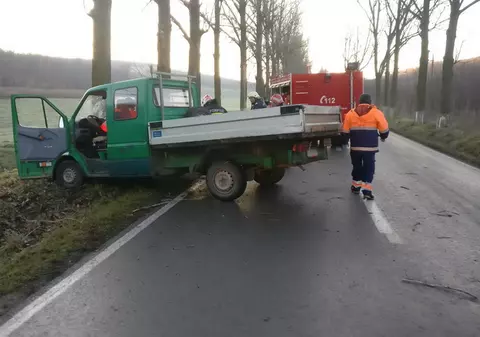 Un bărbat a fost strivit de propria dubă! Tânărul de 35 de ani intrase sub maşină pentru a o repara