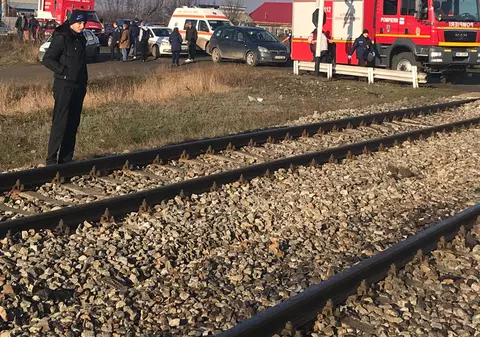 O femeie din Vaslui a fost călcată de tren în timp ce încerca să-și salveze curcile de pe șine