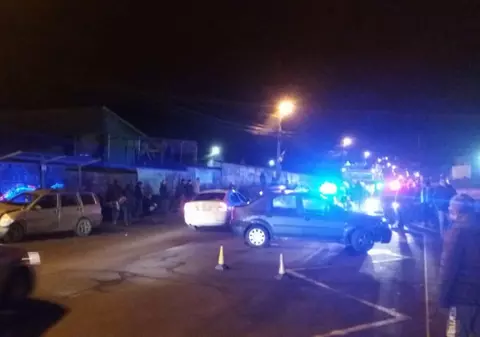 O mașină a intrat într-o stație de autobuz din Florești, județul Cluj. Două persoane au fost rănite