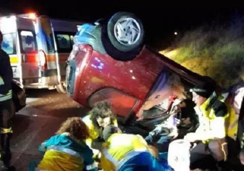 Doi români din Italia, unchi și nepot, s-au răsturnat cu o mașină furată