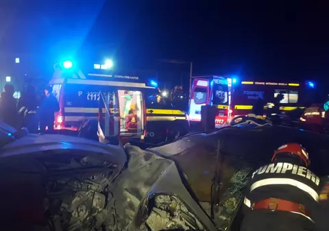 Şase persoane rănite după ce două maşini s-au ciocnit în Iaşi