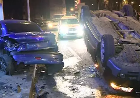 Mașină răsturnată pe bulevardul Iuliu Maniu din Capitală. Șoferul a lovit și două autoturisme parcate
