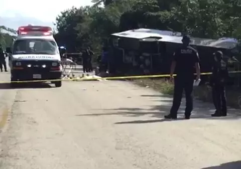 Autobuz plin cu turiști, implicat într-un accident în Mexic. 12 morți și 18 răniți
