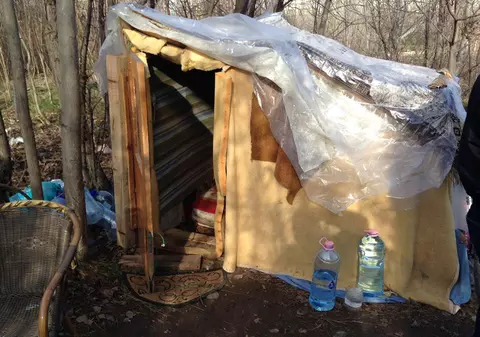 Uite ce adăpost și-au făcut oamenii străzii chiar în centrul Capitalei