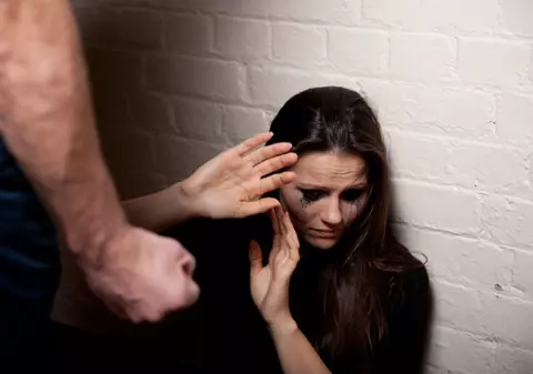 Gravidă în nouă luni, cu schizofrenie, lovită cu o pilă de fier care i s-a înfipt în burtă. Agresorul e chiar fratele femeii