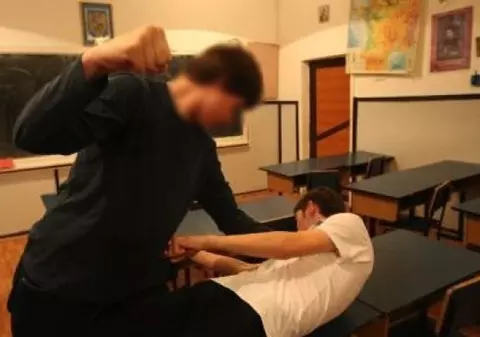 Elev de liceu sportiv din Focșani, bătut crunt de un coleg rugbyst. Acum este internat în spital