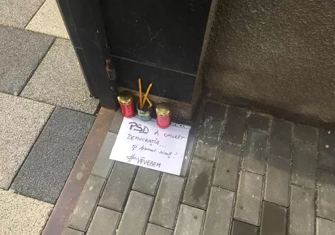 Candele şi lumânări puse la intrarea în sediul PSD Alba. "PSD a omorât democraţia…şi bunul simţ”| FOTO