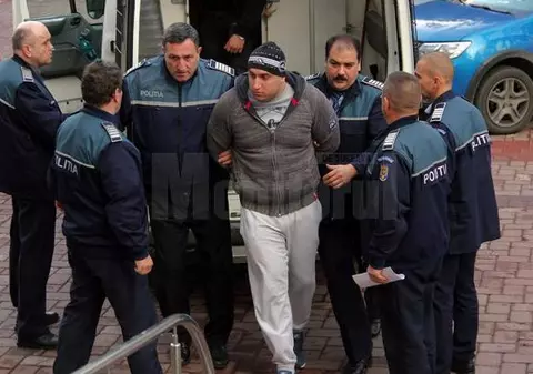 Interlopul care a tăiat cu sabia un polițist susține că a vrut să-și apere familia de clanul rival