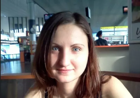 A murit în spital la doi ani după ce a fost violată cu o creangă de copac și i-au fost distruse organele interne