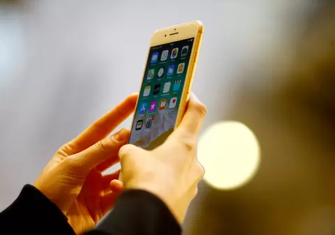 Apple, dată în judecată de clienți, după ce a recunoscut că încetinește în mod voit iPhone-urile vechi