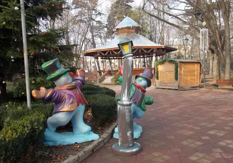 Au mimat sexul cu figurinele într-un parc din Botoșani. Amenda usturătoare, plătită de tineri