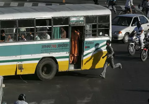 O fetiță de trei ani a fost violată într-un autobuz, sub privirile fratelui ei de cinci ani. Un nou caz îngrozitor șochează India