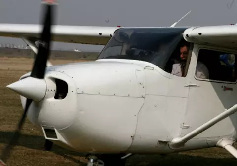 Un avion de mici dimensiuni a aterizat forțat pe un câmp din Ilfoveni, Dâmbovița