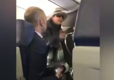 O femeie a amenițat toți pasagerii unui avion după ce a fost prinsă că fumează: Voi ucide pe toată lumea | VIDEO