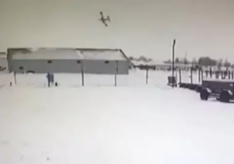 VIDEO| Momentul în care un avion de pasageri s-a prăbușit în nordul Rusiei. Patru persoane, printre care un copil, au murit