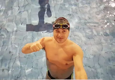 Avram Iancu înoată 12 ore fără oprire pentru un copil bolnav de cancer