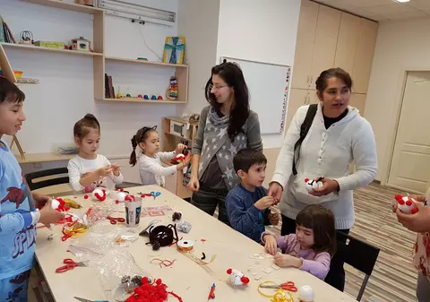 Școala din spital. Copiii cu cancer învață în salon cu profesori care vin la patul lor și au o sală de joacă, locul lor de siguranță