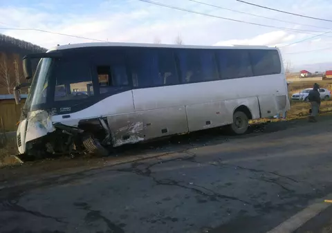 UPDATE: 13 oameni, la spital în urma ciocnirii violente dintre un autocar și o mașină în Bacău| FOTO/VIDEO