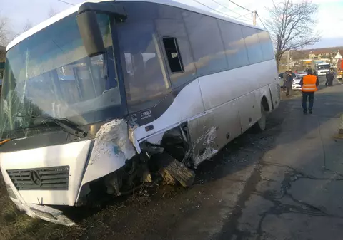 13 oameni, la spital în urma ciocnirii violente dintre un autocar și o mașină în Bacău