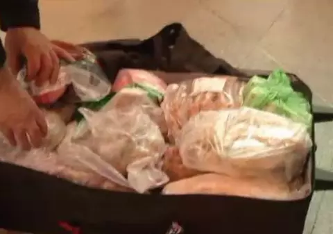 FOTO/ O familie de români a fost oprită la aeroport pentru că avea tot porcul în bagaje