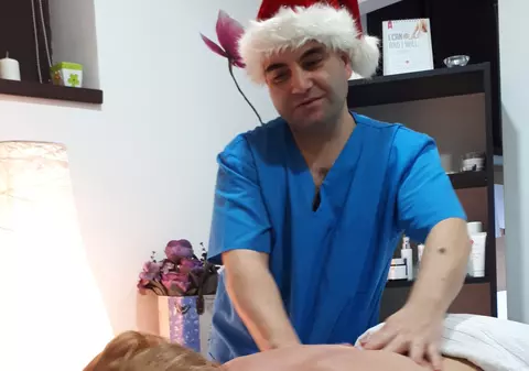 EXCLUSIV/ Betty Stroe a avut cel mai sexy Crăciun. I-a făcut masaj chiar Moșul!