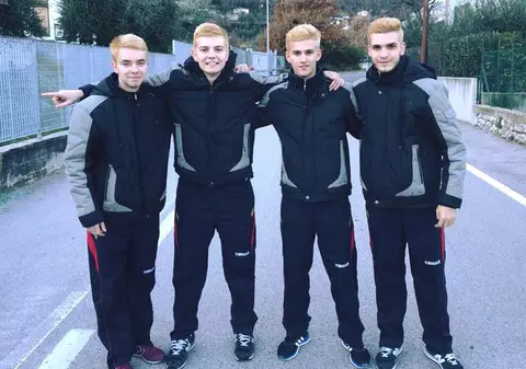 Tricolorii medaliați cu bronz la CM de tenis de masă pentru juniori s-au făcut blonzi, precum Generația de Aur la CM '98