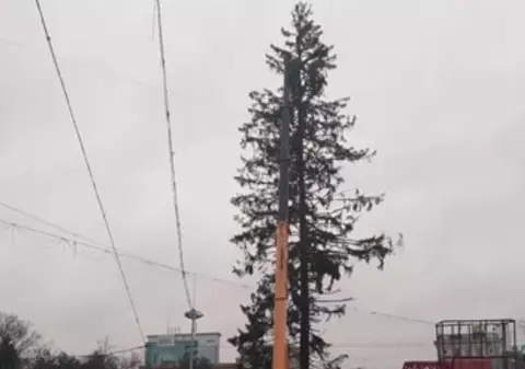 Bradul de Crăciun din Chișinău a stârnit nemulțumiri. A fost înlocuit cu un altul