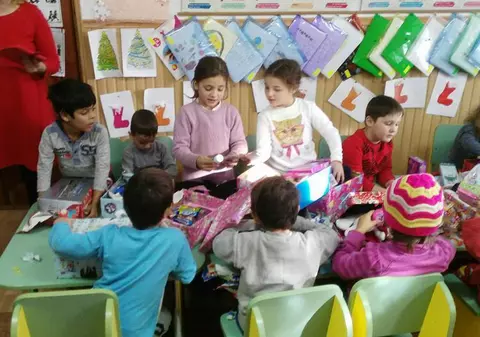 REPORTAJ: De la gustul amar al sărăciei și pierderea fraților la bucuria pentru zâmbetele copiilor pe care îi ajută