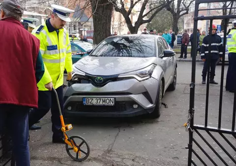 Grav accident în fața unei școli din Buzău. Directoarea a lovit cu mașina 6 părinți | FOTO-VIDEO