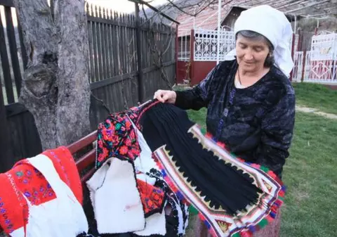 Cămășile de nuntă din Ținutul Pădurenilor, straiele tradiționale pe cale de dispariție