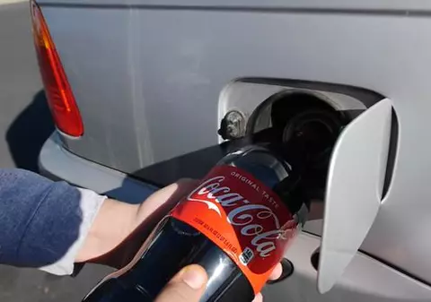 VIDEO | Ce se întâmplă dacă torni doi litri de Coca-Cola în rezervorul mașinii