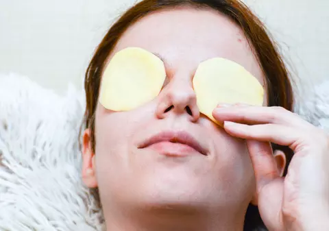 Cum scapi de cearcăne. Metode simple cu efecte maxime pentru pungile de sub ochi