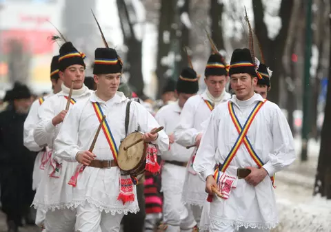 De la covrigi și nuci la recompense bănești! Psihologul Libertatea, despre cum s-a schimbat plata colindătorilor