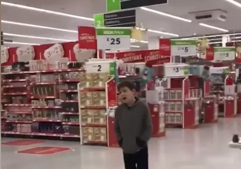 VIDEO VIRAL | Vocea uimitoare a unui copil cu autism se aude acum în toată lumea. A șocat audienţa cântând în mijlocul unui magazin