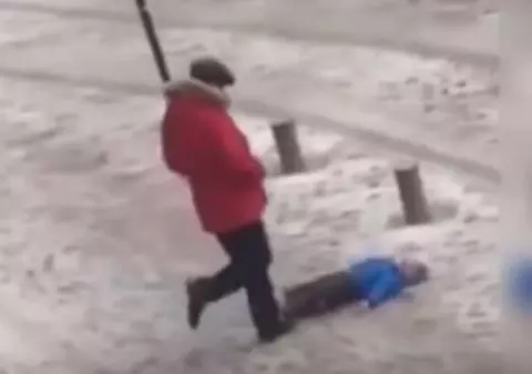 Un tată a fost filmat lovindu-și cu bestialitate copilul pentru că acesta nu se putea ridica din zăpadă | VIDEO